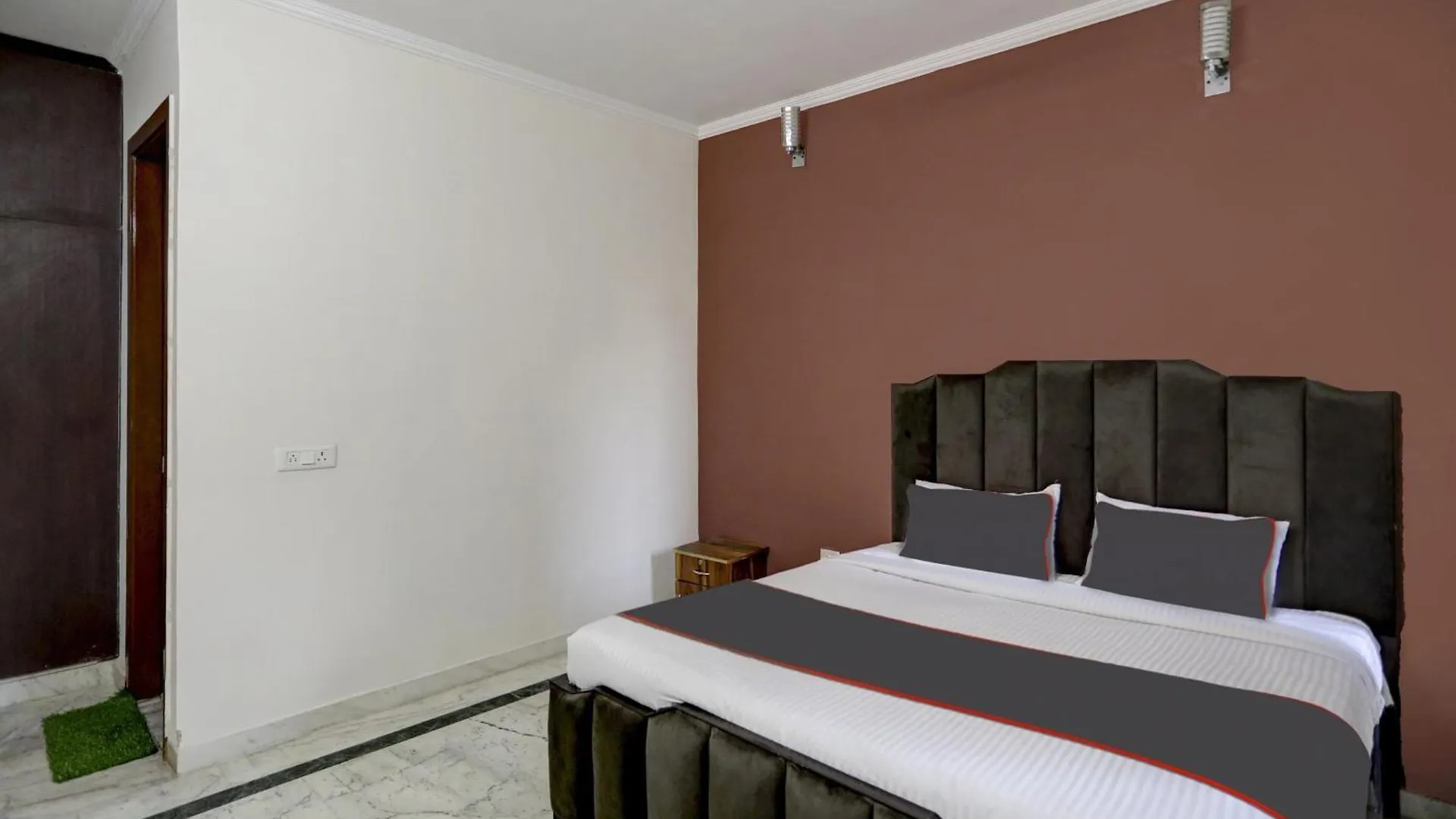 Hotel Capital O Uk House Residency Gurgáon 3*,  Indie